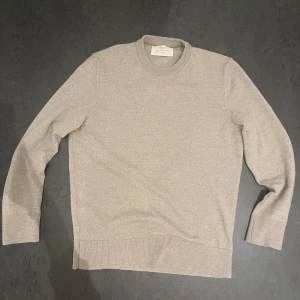 Beige tröja från Zara Origins - Tja! Säljer en stilren beige tröja i merinoull från Zara Origins i storleken S men sitter som XS. Tröjan är i nästan nyskick 9/10✨Perfekt för en avslappnad och snygg look. Tveka inte på att höra av dig! MVH Kevin🙌