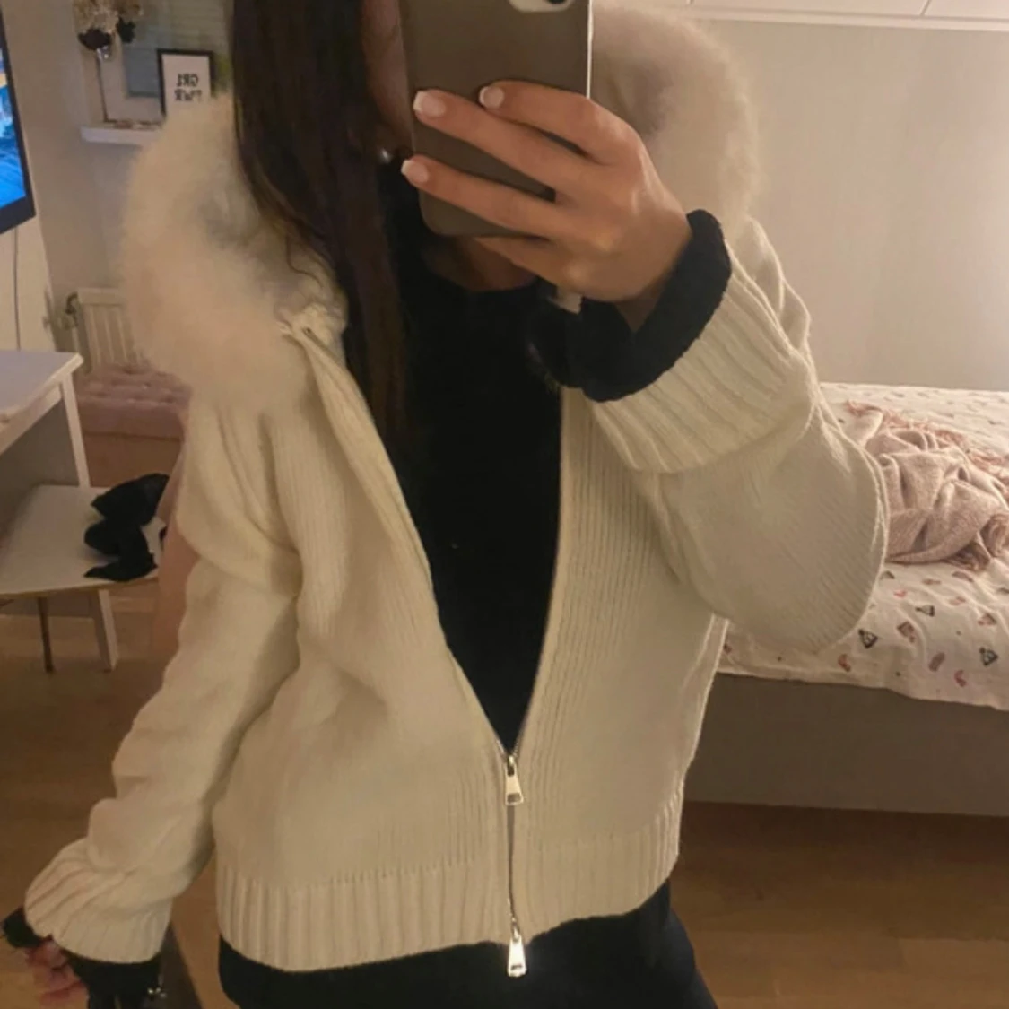 Vit stickad jacka med pälskrage