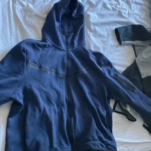 2st nike tech 1st blå 1st grå/svart - Säljer tröjorna då jag inte använder dom längre. Det finns några små skador men inget jätte hämskt. 700kr för båda eller 400 för en