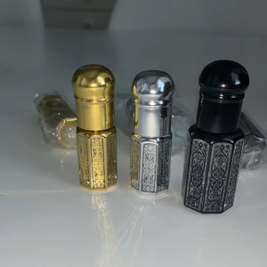 Eleganta parfymflaskor i metall alla tre för 60kr - Säljer ett set med eleganta parfymflaskor i metall med vackra mönster. Flaskorna kommer i färgerna guld, silver och svart, och har en dekorativ design. Den kommer med påsen helt ny, Du kan fylla på Perfym , vilken perfym som helst👌🏻den alltid måste vara i veckan när du ute 😉