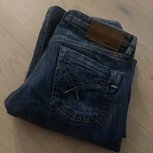 Mörkblå jeans från Gas - Snygga mörkblå jeans från Gas med klassisk femficksdesign. De har en normal passform och är tillverkade i slitstarkt denim. Perfekta för en avslappnad stil.
