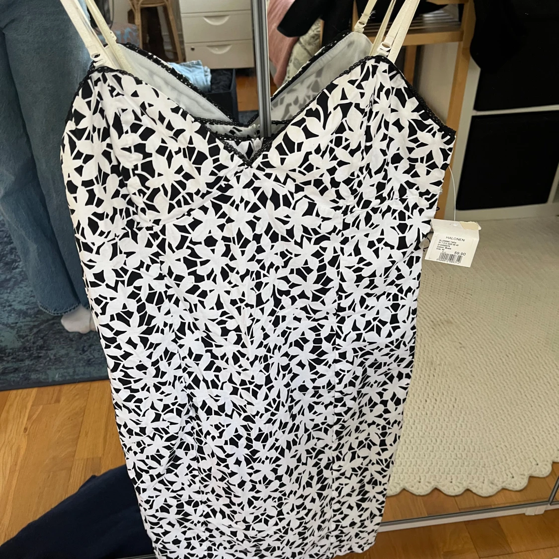 Svartvit mönstrad klänning från Chic - 1