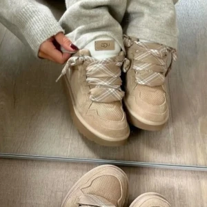 Lowmel UGGs sand - Säljer ett par snygga beige sneakers från UGG i färgen sand, ljusaste! har använt ett par gånger 