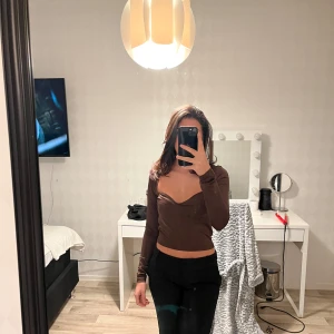 Brun långärmad topp - Säljer en stilren brun långärmad topp i mjukt material. Perfekt för kyligare dagar och enkel att matcha med olika outfits.