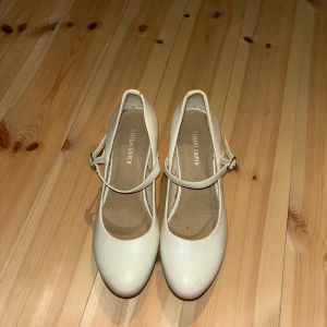 Vita klackar  - Säljer dessa vita klackarna, de är använda så de har lite slitningar vid spännet men ingenting man tänker på. Superfina och enligt mig bekväma! 