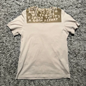 Maison Margiela T-shirt  - Maison Martin Margiela AIDS charity t-shirt. ”There is more action to be done to fight aids than to wear this t shirt but it’s a good start” tröjan är i väldigt bra skick och det finns inga tecken på användning! Pris går att diskuteras.