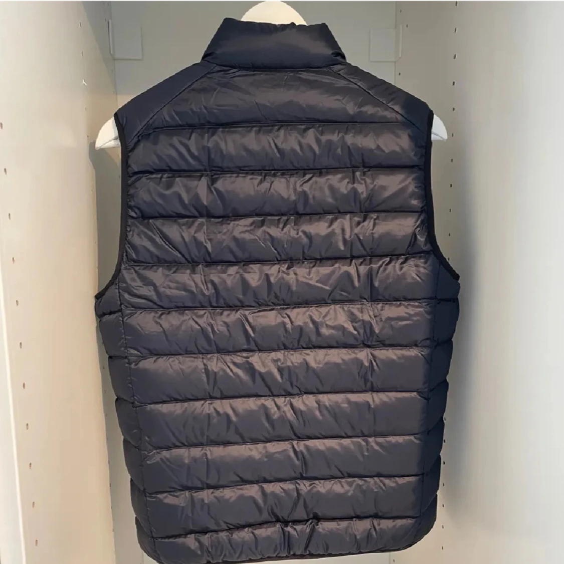 Svart dunväst från Uniqlo - 1