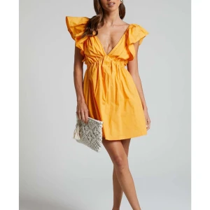 Orange klänning med volangdetaljer - jättefin klänning till sommaren, aldrig använd.