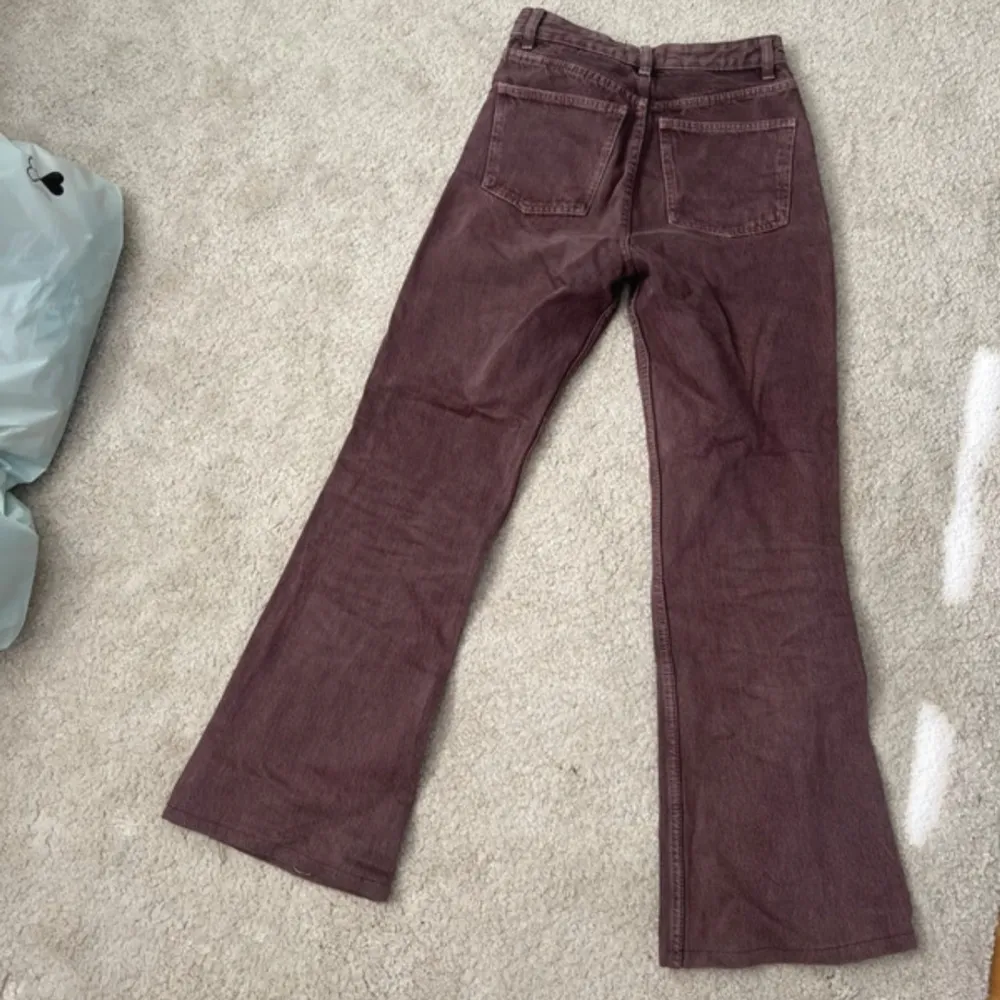 Snygga rosa/röda bootcut jeans!. Farkut & Housut.