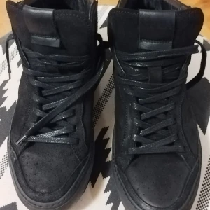 Svarta sneakers från Replay - Snygga svarta sneakers från Replay med hög design och snörning. Skorna har en stilren look med diskreta detaljer och är perfekta för en casual stil. De är tillverkade i skinn och har en robust sula för extra komfort. Jättefina vinterkängor i leder, väldig lätta och bekväma i sin form och modell. Helt nya och aldrig använda tidigare. Bra bevarade under tiden och välskötts under sin oanvända tiden, på rätt plats i sitt skåp. Säljs pga fel storlek. 