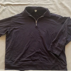 Mörkblå halfzip från Jack&Jones - Säljer en stilren mörkblå tröja med dragkedja och krage. Perfekt för en avslappnad look. Tröjan är varsamt använd och har inga defekter. Nypris: 799, mitt pris: 349