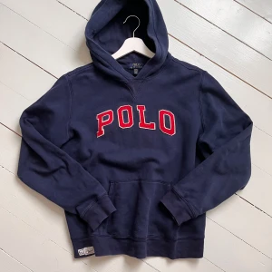 Mörkblå hoodie från Ralph Lauren - Nyskick Ralph Lauren hoodie stor logga polo. Passar M herr | Kom med frågor