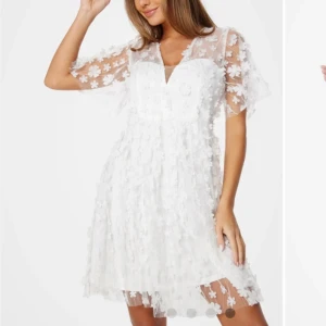 Vit blommig studentklänning  - Säljer nu min vackra vita studentklänning med blommigt mönster och korta ärmar. Klänningen har en v-ringad design och är väldigt luftig vilket är ett + på studentdagen. Den är i nyskick då den endast använts en gång. Skulle ni vilja ha mer bilder när jag har på mig den så är det bara att höra av er. Självklart säljer jag den nytvättad. Köparen betalar för frakten, kan även mötas upp.