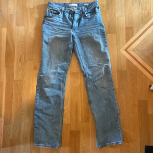 Zara jeans 36 - Ljusblå jeans från Zara, storlek 36. Fint skick. Straight leg. Mid Rise.