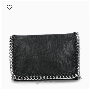 Svart axelväska med kedjedetaljer - Snygg svart axelväska i skinn med kedjedetaljer, relativt flitigt använd