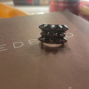 Silvrig ring med nitar från Edblad - Snygg och unik ring i silver från Edblad, dekorerad med flera små nitar. Inga skador. Köpare står för frakt 