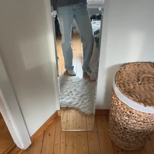 Ljusblå jeans från Gina tricot  - Säljer ett par ljusblå jeans med en avslappnad passform. De har en klassisk femficksdesign och är perfekta för en casual look.  byxorna har en rak stil som ger en tidlös känsla.