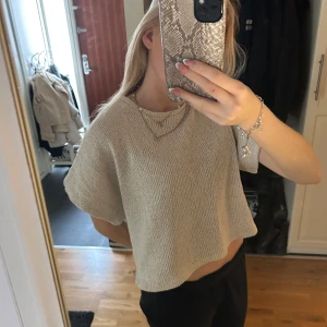 Beige stickad topp från Zara - Säljer en snygg beige stickad topp från Zara. Den har glitter detaljer i tyget. Skriv för frågor💛
