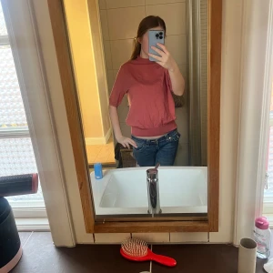 Stickad kortärmad tröja - Mycket bra skick, obs den är för stor på mig, super gullig tröja till sommaren och våren💗