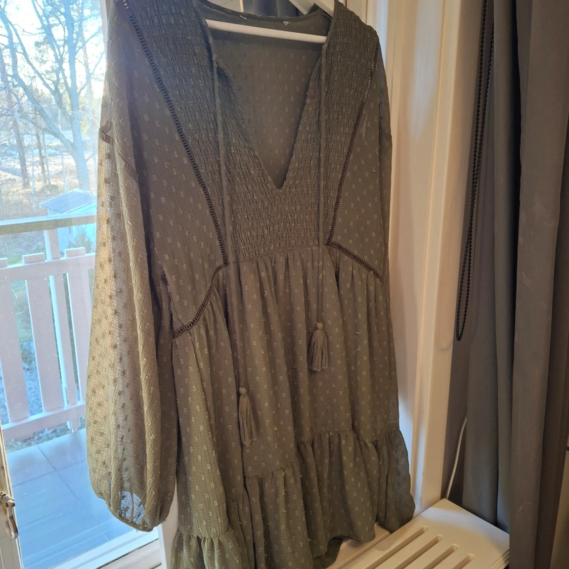 Grön klänning med volangdetaljer från Zara - 3