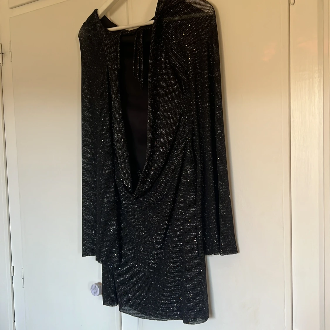 Svart glittrig klänning - 4