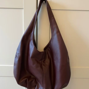 Slutsåld väska från Bik Bok - Snygg vinröd väska från bikbok, helt sultsåld! Fint skick🩷