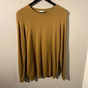 Brun tröja från Zara - Säljer en stilren brun tröja från Zara. Tröjan har en enkel design med rund hals och långa ärmar, perfekt för en avslappnad look. Tillverkad i ett mjukt material som känns skönt mot huden.