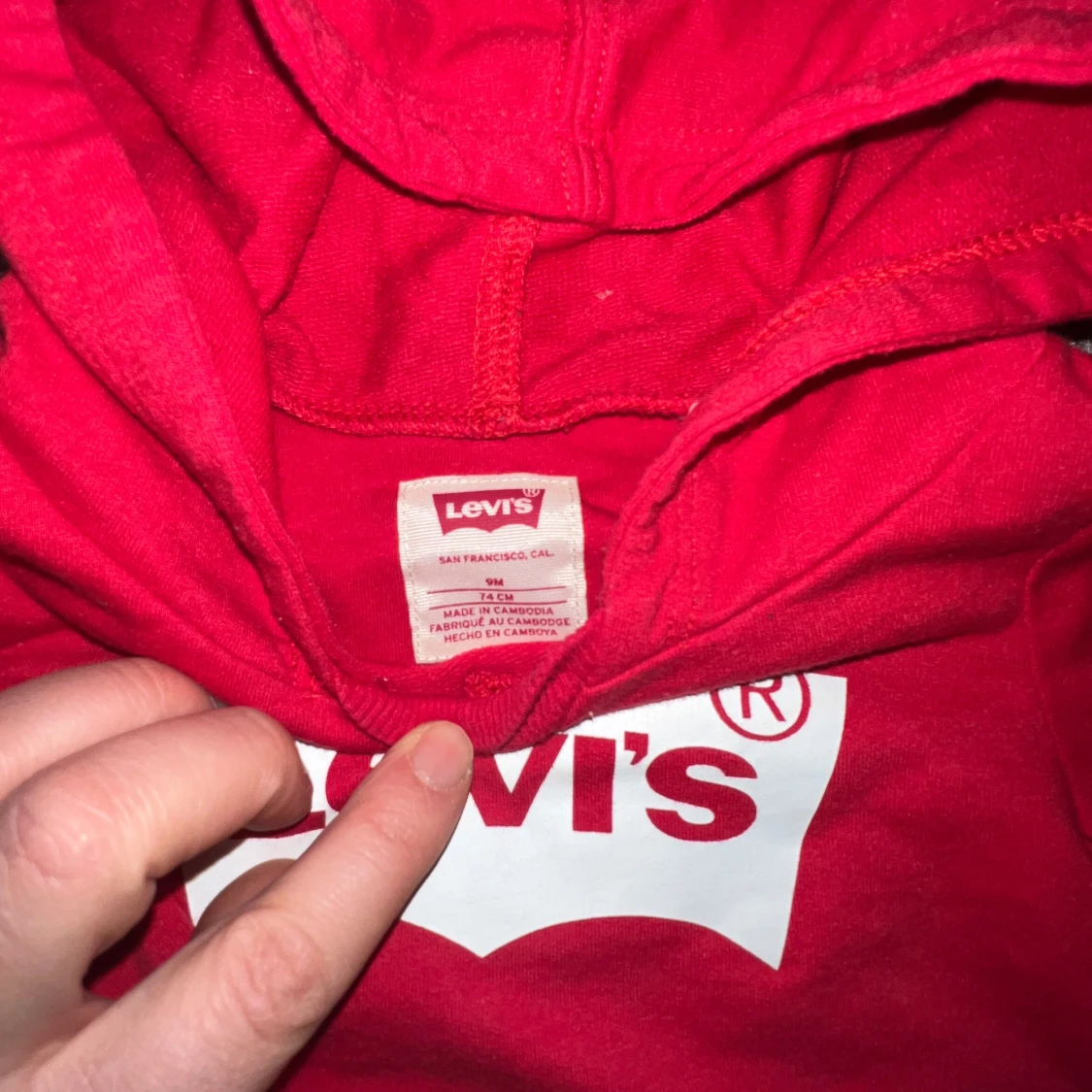 Röd hoodie från Levi's med Jeansbyxor  - 2