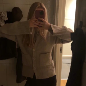 Beige stickad kofta med knappar - Mysig beige stickad kofta med stora knappar framtill. Koftan har långa ärmar och en bekväm passform!🙌🏻