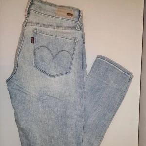 Ljusblå jeans från Levi's - Snygga ljusblå jeans från Levi's med modern passform. Demi Curve-modell. Knappt använda.