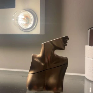 Billie ellish parfym - Säljer billie ellish parfym. Det är 30 ml och nu kostar den ungefär runt 450. Tagit max 3 sprut så den är nästen hell full.