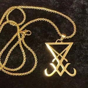 Gold Lucifer Sigil Necklace – Stainless Steel, Occult Symbol Church of Satan  - A unique and powerful necklace featuring the Sigil of Lucifer – perfect for those who appreciate alternative, goth, or occult fashion. The pendant is crafted from gold-toned stainless steel and measures approximately 4.5 × 3 cm. It hangs from a durable 60 cm snake chain that is both sturdy and comfortable to wear. The chain is secured with a lobster clasp. The Sigil of Lucifer is a symbol with a long and mysterious history, often associated with freedom, strength, and individuality. Bundle!