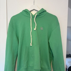 Grön hoodie från Acne Studios - Säljer en snygg grön hoodie från Acne Studios. Den har bara blivit testad en gång och är som ny. Väldigt skön och lite stor i storleken. 