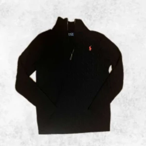 Svart kabelstickad halfzip från Ralph lauren - Säljer en snygg svart kabelstickad tröja från Ralph Lauren med dragkedja och klassiskt kabelstickat mönster. Tröjan har en liten röd broderad logga på bröstet och ribbade muddar. Perfekt för kyliga dagar! Den är i nyskick, endast testad. Vid några frågor eller funderingar är det bara att höra av sig.