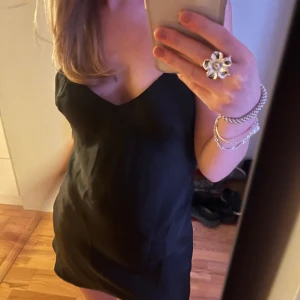 Svart kortklänning med öppen rygg - SÅ snygg svart klänning från Zara!! Helt slutsåld