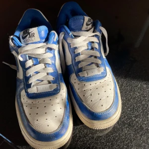Nike Air Force 1 i blått och vitt - Säljer ett par klassiska Nike Air Force 1 sneakers i blått och vitt. Det syns absolut att skorna är använda men inget större. Väldigt sköna och användbara skor. Diskuterar gärna om pris!!💕💕