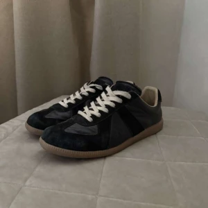 maison margiela  - Säljer dessa maison margiela gats för att jag inte anväder dessa längre sicket är 8/10. Dem är riktig stiliga. Skorna kostar 6000kr nya storlek 43.      Självklart tvättar jag dem innan dessa fraktas 