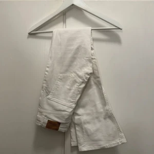 Vita jeans från Gina Tricot - Säljer ett par vita jeans från Gina Tricot. De har en klassisk design.Perfekta för en stilren look. För små på mig,inget fel med dom