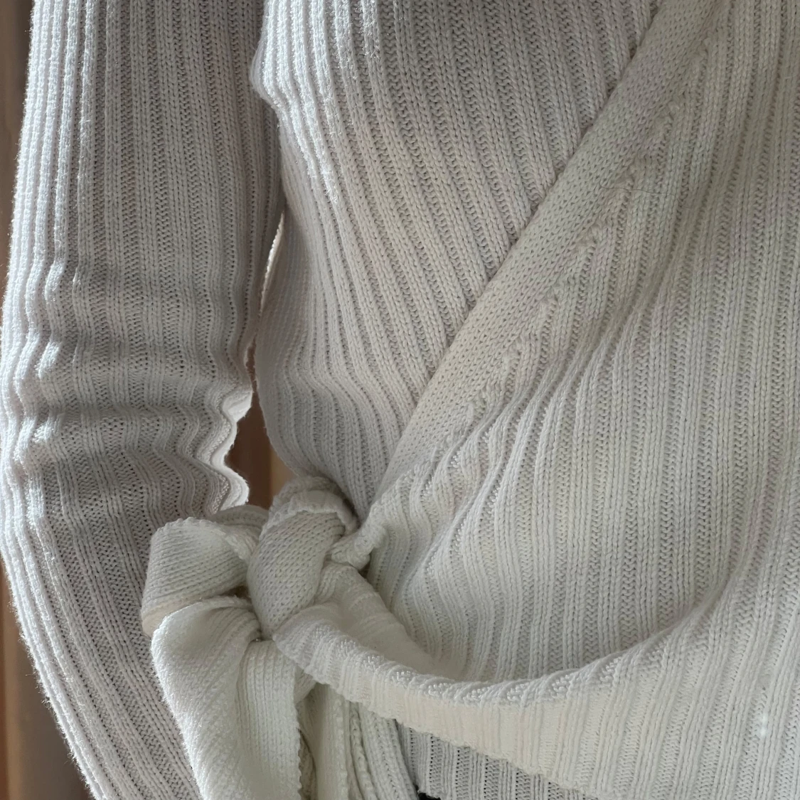 Vit ribbad omlottopp från NA-KD - 1