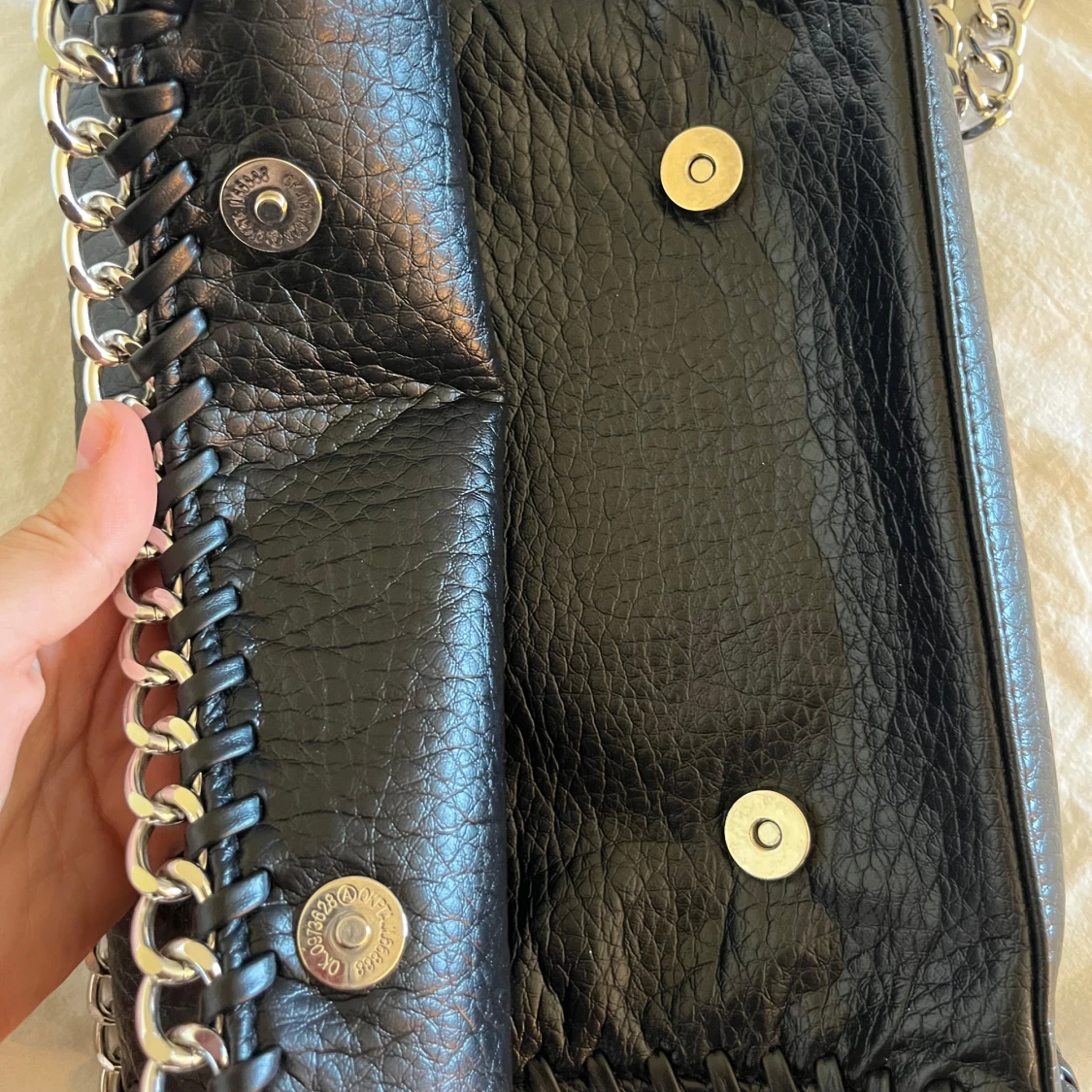 Svart axelväska med kedja från Tiamo - 4