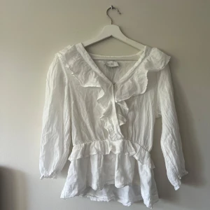 Vit blus  - Säljer min lillasysters superfina vita blus som är perfekt nu till skolan osv 🤩 storleken är M men den passar mig som brukar ha xs/s i tröjor också! 