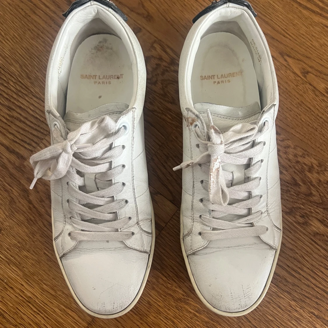 Yves Saint Laurent vita sneakers med zebra-detalj!