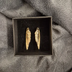 Guld ring  -  GRATIS GÅVA MED VARGE ORDER!! Köp en bundle!!! Supertrendig stockholmsstil tjejer, ring guld. Gjord av stål, jag svarar och skickar alltid snabbt!