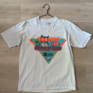 Vintage Hooters - Köpt i Austin, texas. Passar som en M