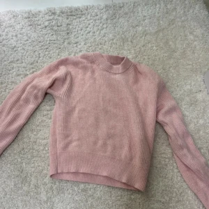 Rosa stickad tröja från H&M XS - Säljer en ljusrosa stickad tröja från H&M i storlek XS. 