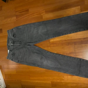 Mörkgrå jeans från J.Lindeberg 31/32 - Snygga mörkgrå jeans från J. Lidberg, i loose fit passform. Jeansen är använda fåtal gånger därför i mycket bra skick!  
