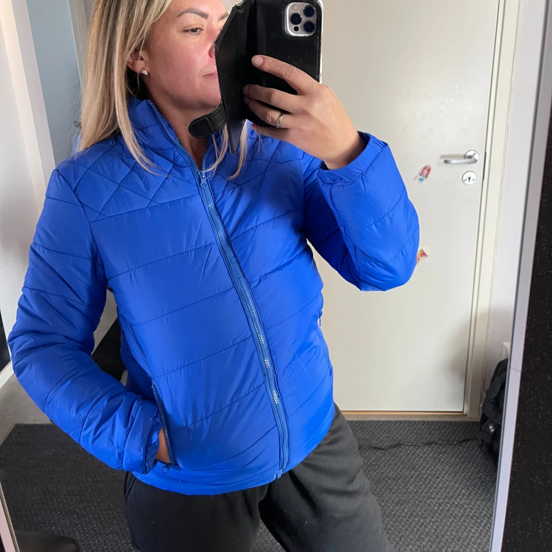 Blå pufferjacka med dragkedja - 2