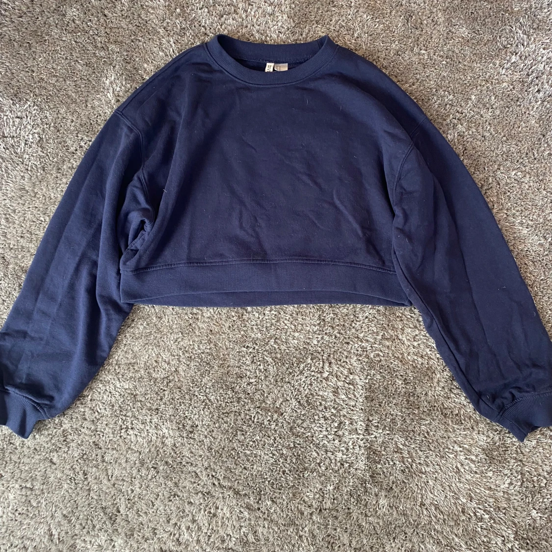 Mörkblå croppad sweatshirt från H&M DIVIDED, Storlek M - 1