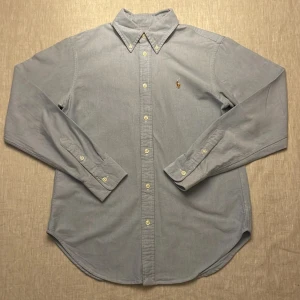 Ljusblå skjorta från Ralph Lauren - | märke: Polo Ralph Lauren | plagg: skjorta | skick: 8,5/10 | storlek: S | nypris: 1700kr | mitt pris: 299kr | färger: ljusblå | pris kan diskuteras | hör av dig vid minsta fråga eller fundering // MatteoResell 