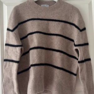 Stickad tröja  - Super fin tröja från & other stories, storlek M passar även S. Super fint skick! Nästan aldrig använd. 